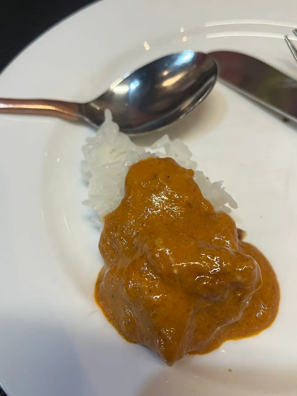 작은 화로 위에 올려진 버터치킨 커리