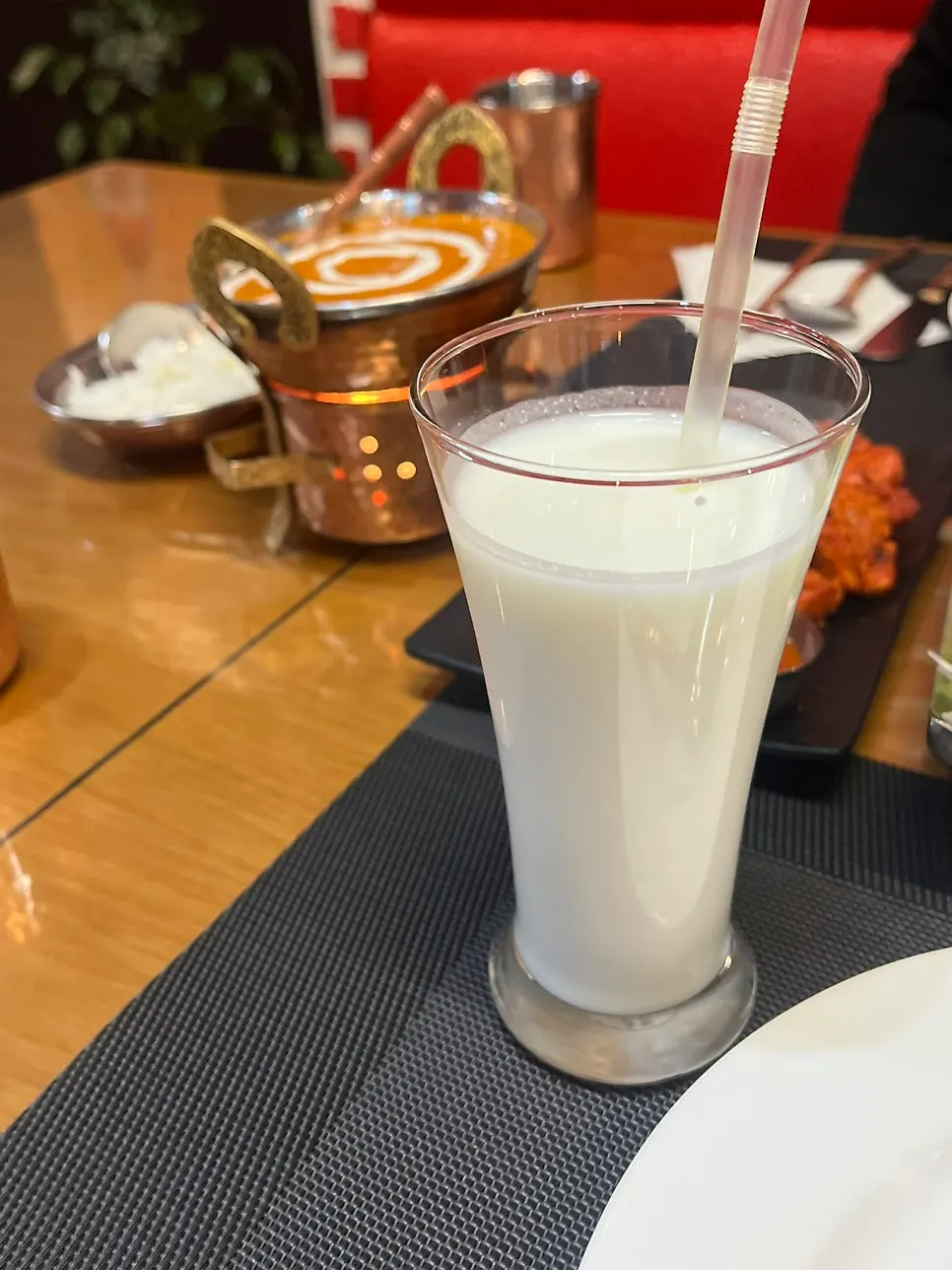 걸쭉한 수제 라씨 한 잔