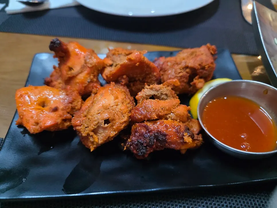 Set spread including green salad and boneless tandoori chicken