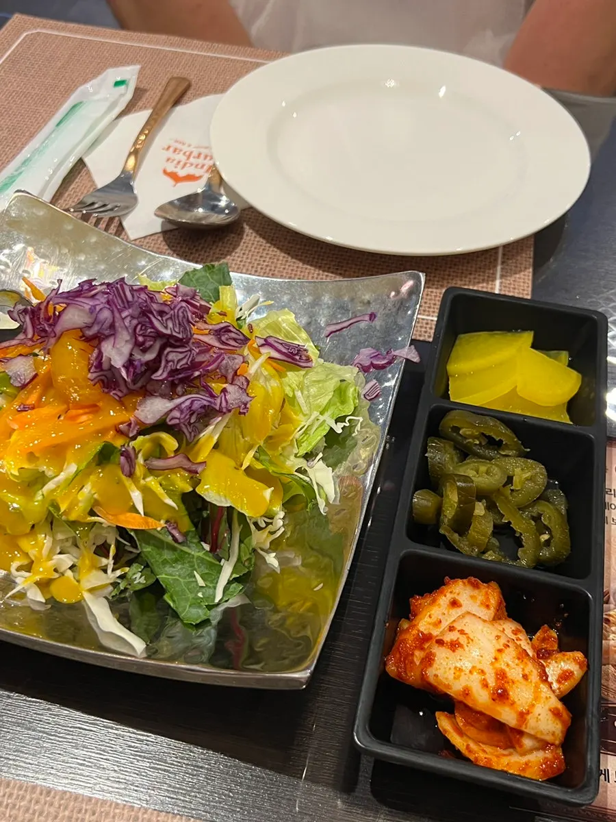 Green salad with tangerine sauce dressing