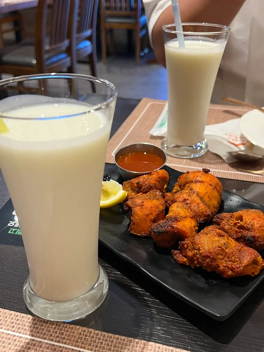 Tandoori chicken with lemon juice and sauce