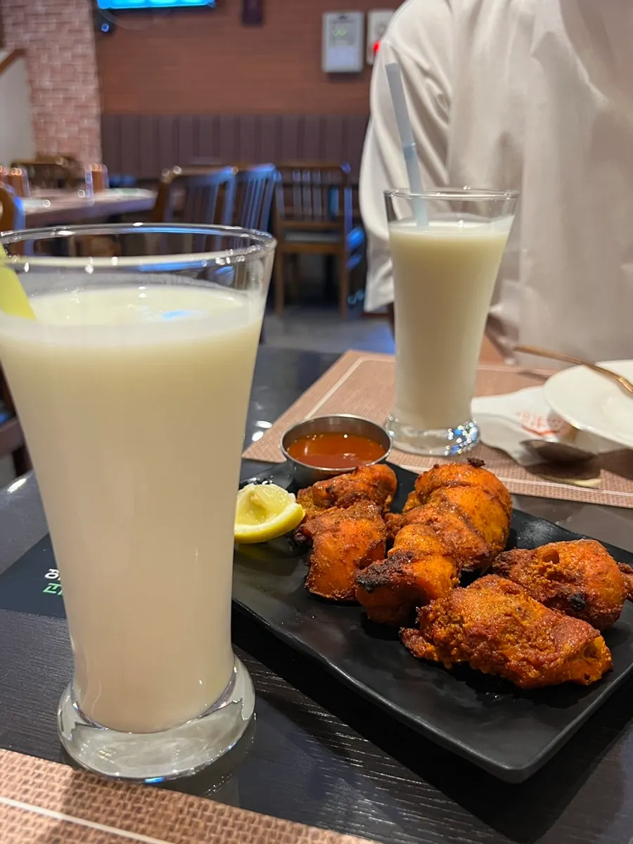 Tandoori chicken being dipped in sauce