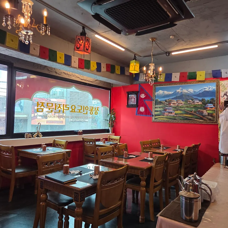 インドの雰囲気が感じられるインディア・ダルバーの店内