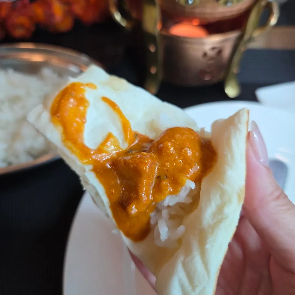 カレーにつけて食べるナンの一切れ