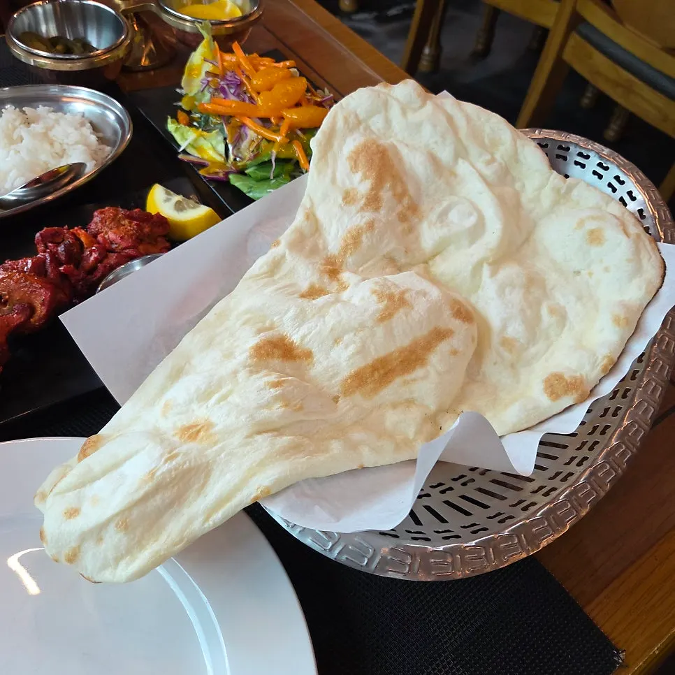 ナンとバターチキンカレーの食卓