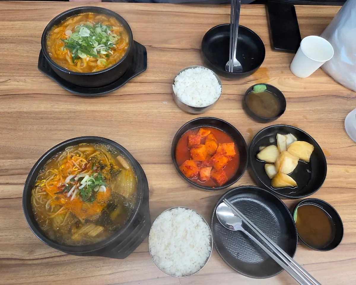 Representative photo of a full haejangguk table at Eolkeunhan Ppyeo Haejangguk Suwon Ingye Branch