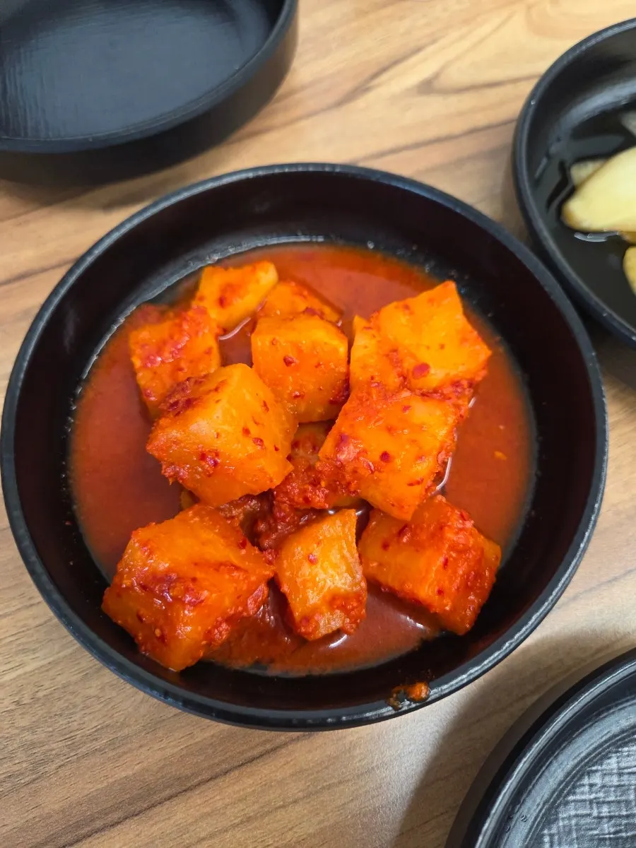 Kkakdugi served as a basic side dish