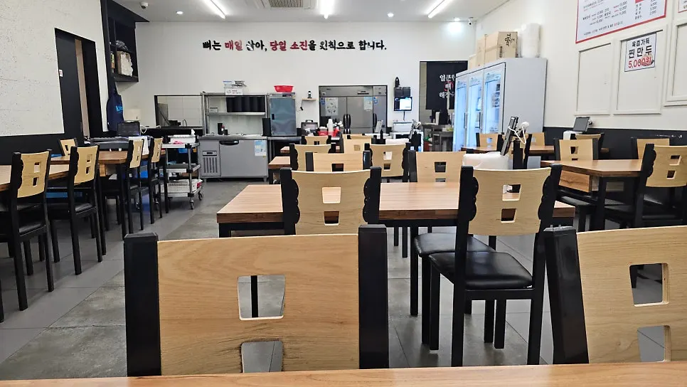 Interior of Eolkeunhan Ppyeo Haejangguk Suwon Ingye Branch with spacious tables