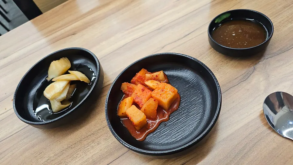 Kkakdugi and pickled onion side dishes