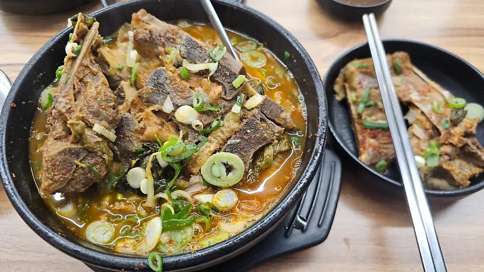 Ingredients inside the special bone haejangguk with 5 bones