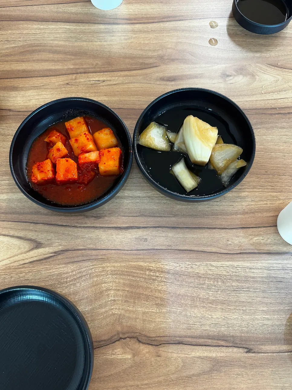 테이블 간격이 널찍한 얼큰한뼈해장국 홀 내부