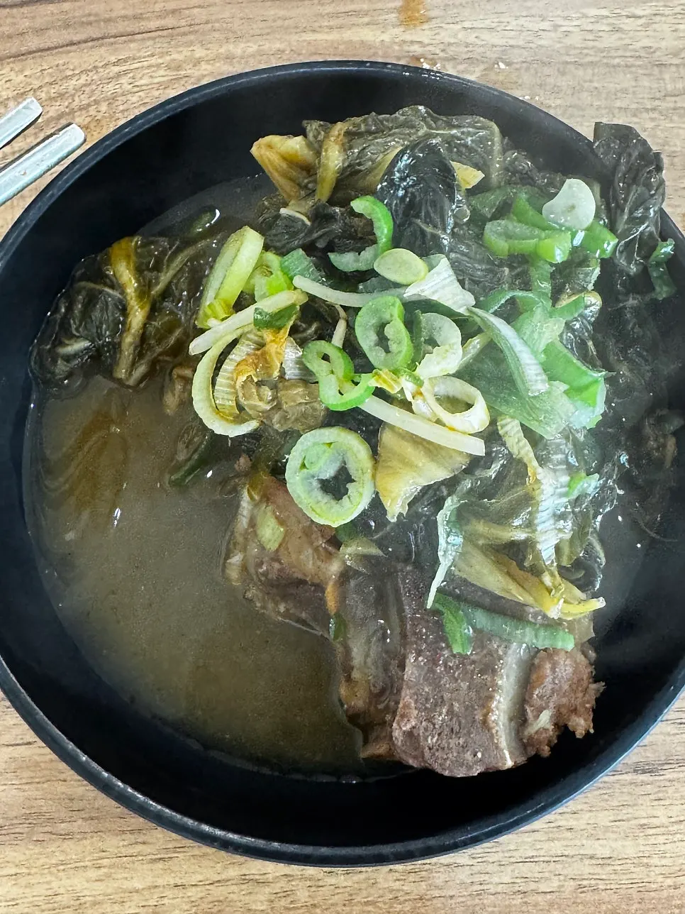 끓기 시작한 얼큰한 돈육수 뼈전골