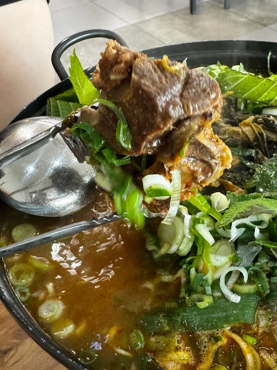깻잎과 콩나물, 시래기가 들어간 뼈전골 국물