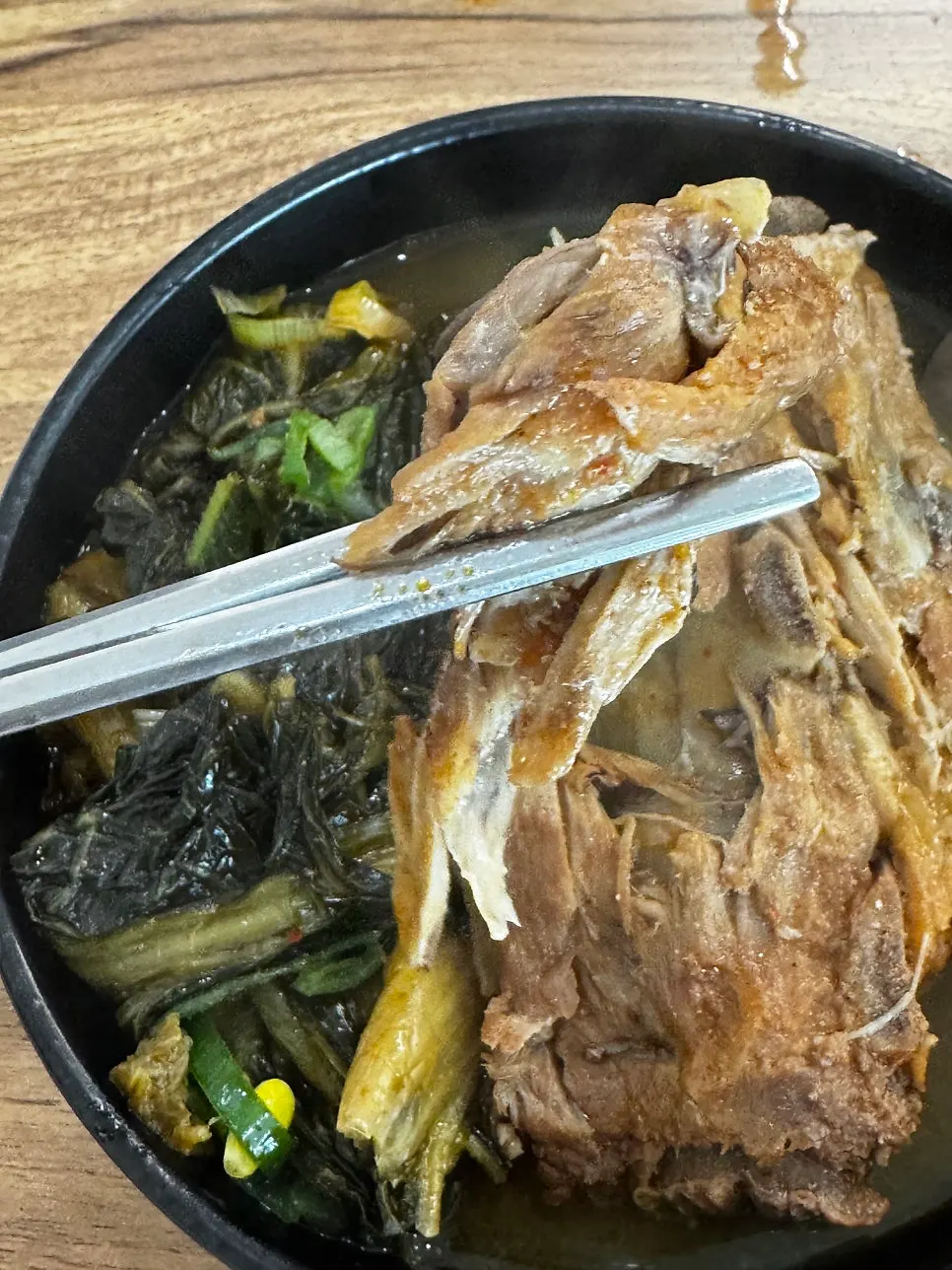 국물을 떠 담은 얼큰한 뼈전골 한 그릇