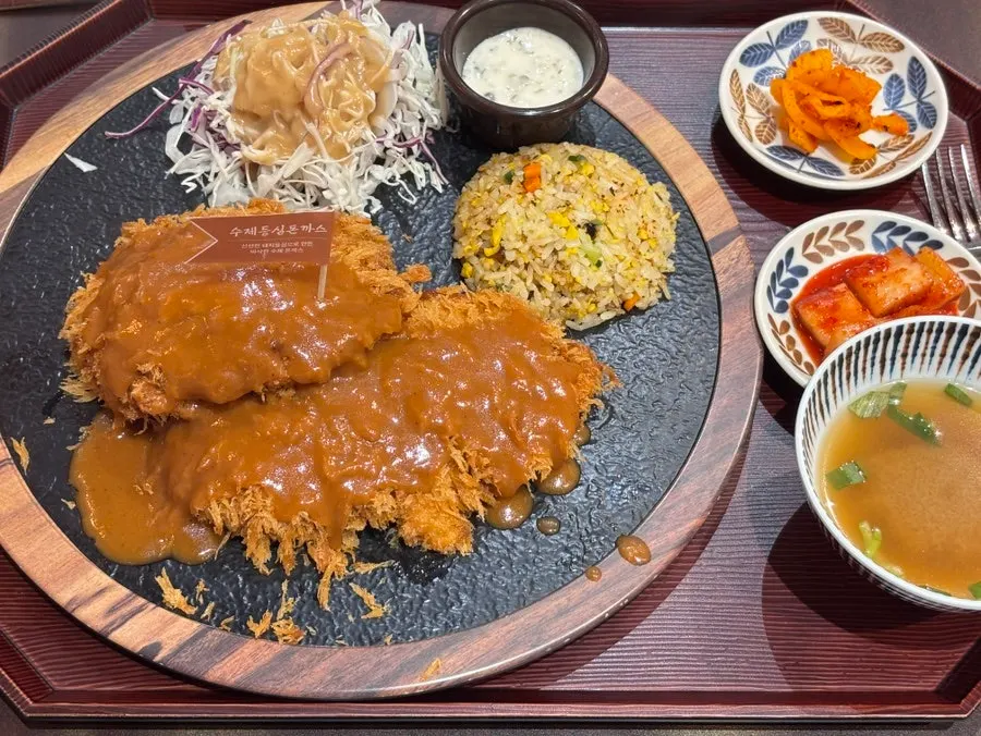 수제등심돈까스와 계란볶음밥 상차림