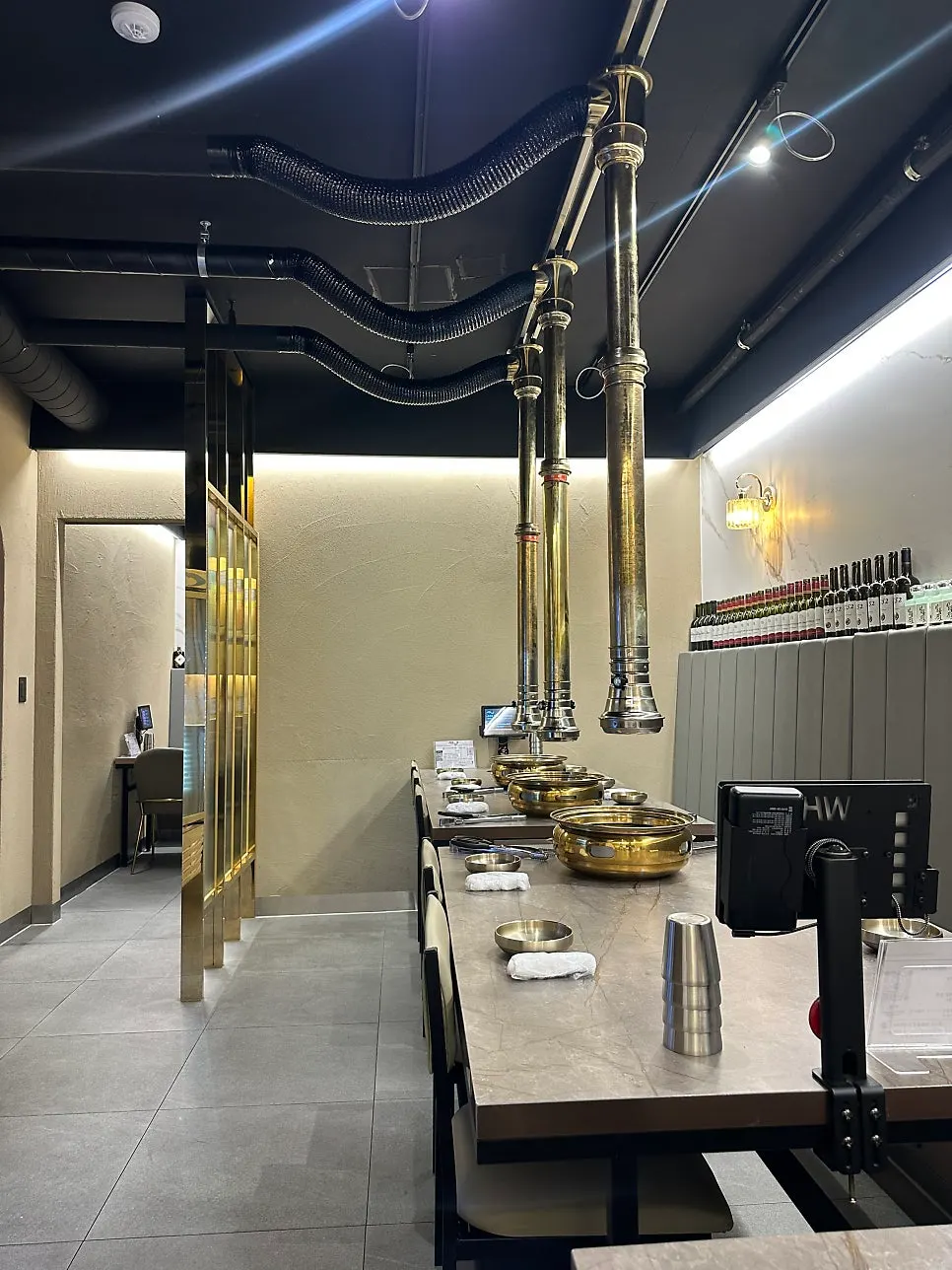 Interior of Yeongpo Hwa-ro Ingye Branch on the way out after the meal