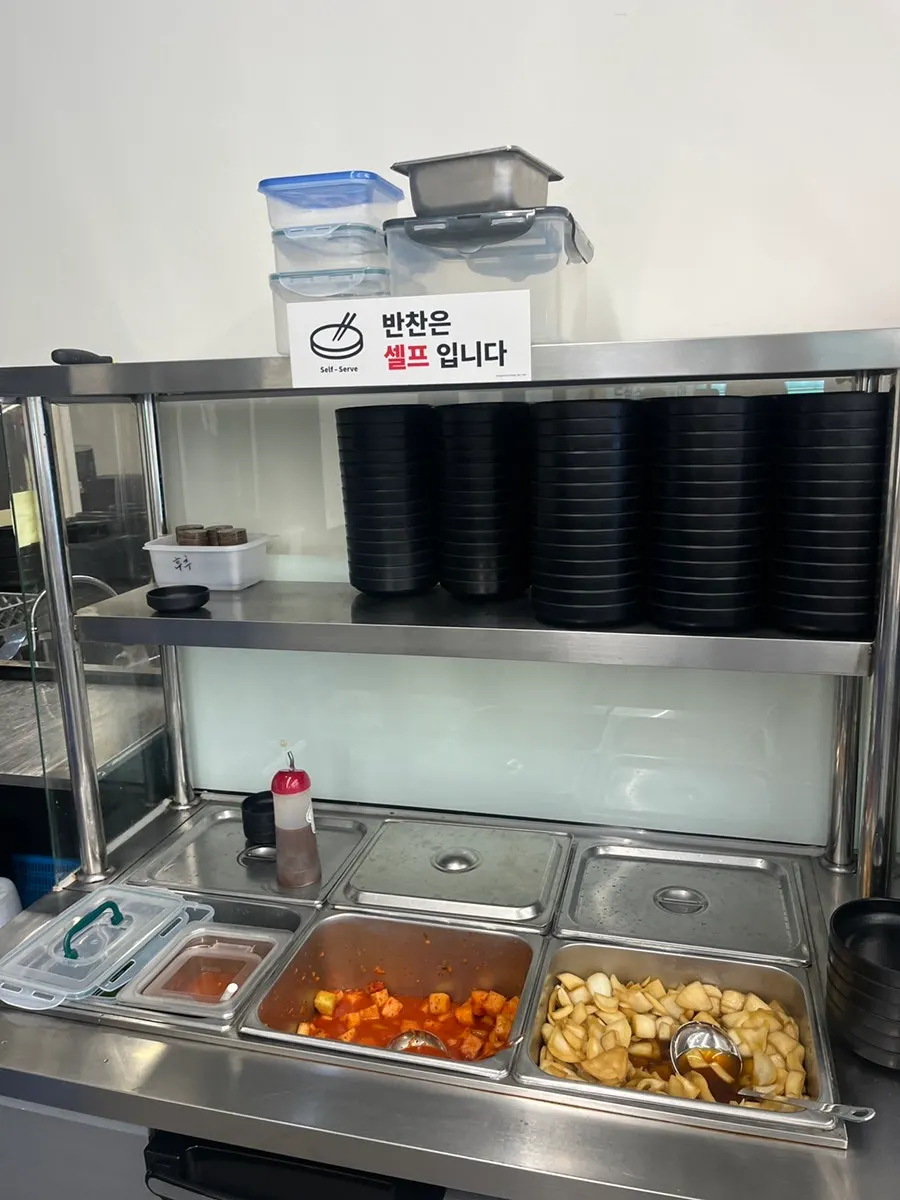Self-serve corner for extra side dishes