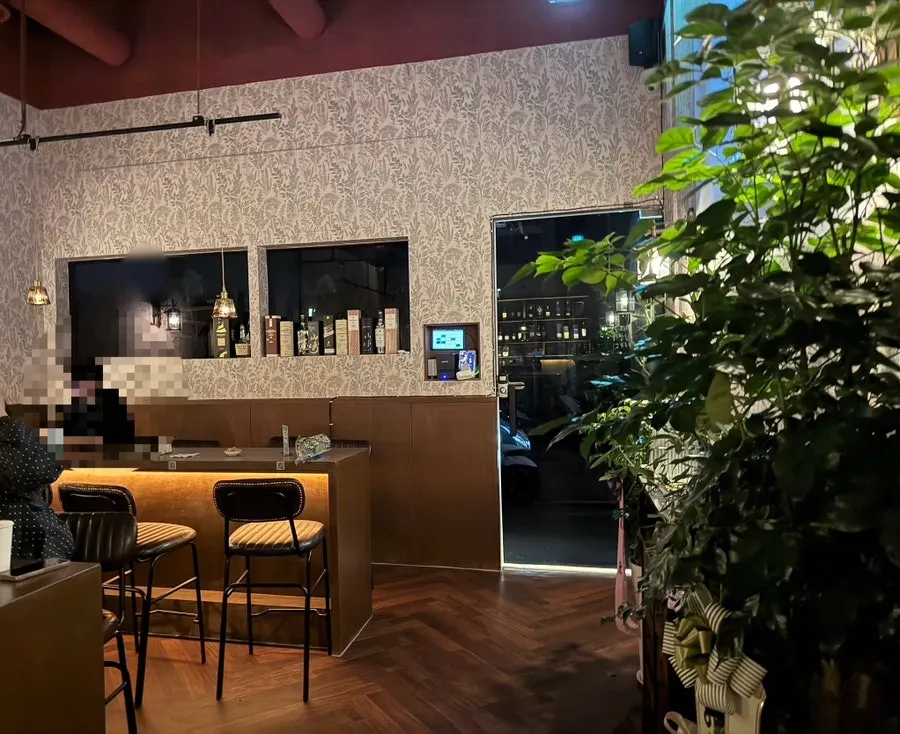 Romantic interior of Janhyang's solo-drinking-only space