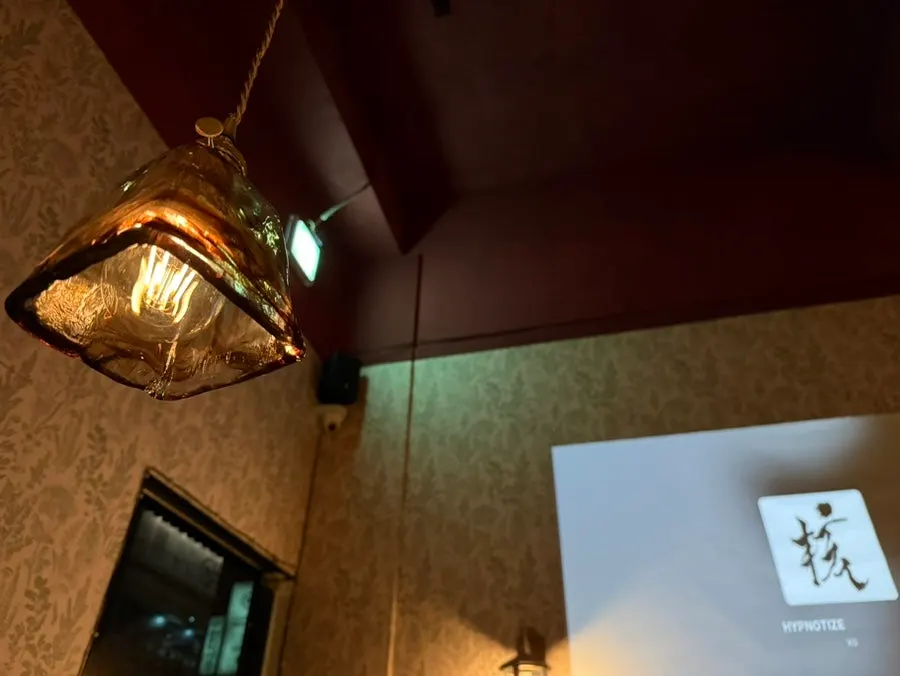 Janhyang lighting with wallpaper and props to the writer's taste