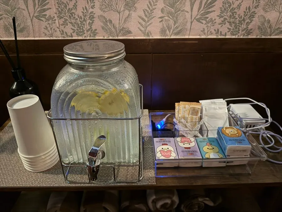 Lemon water and mini tissues set on a table at Janhyang