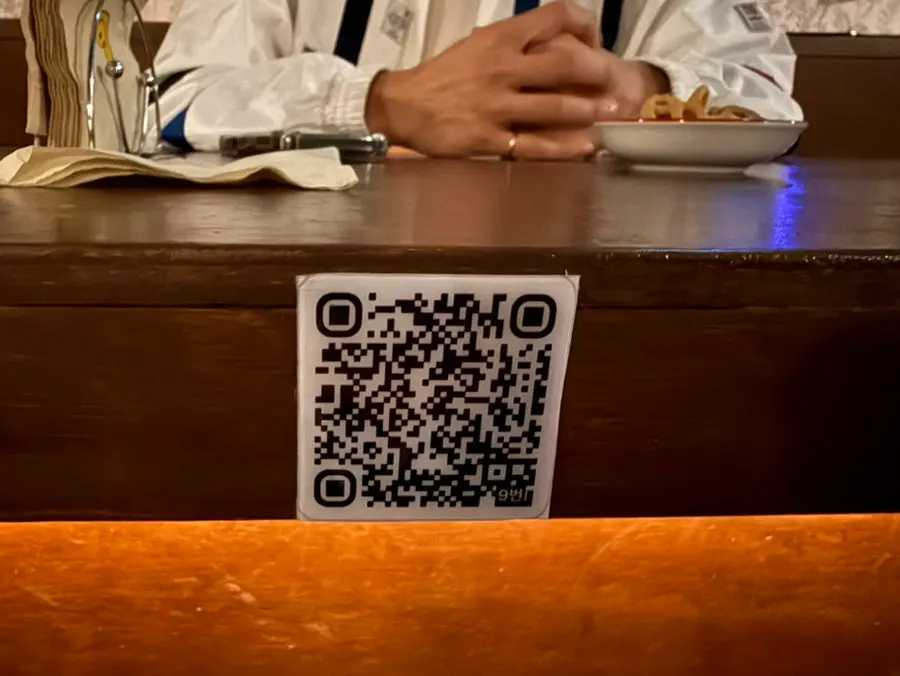QR ordering notice attached to the table