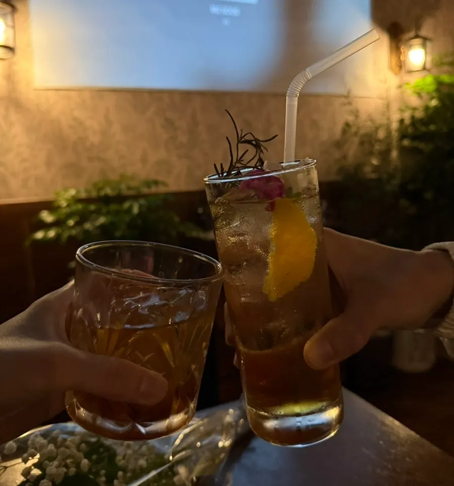 Cocktails and table scene under Janhyang's lighting