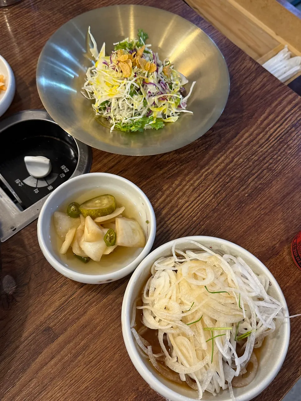 Side dishes served with Korean beef bulgogi