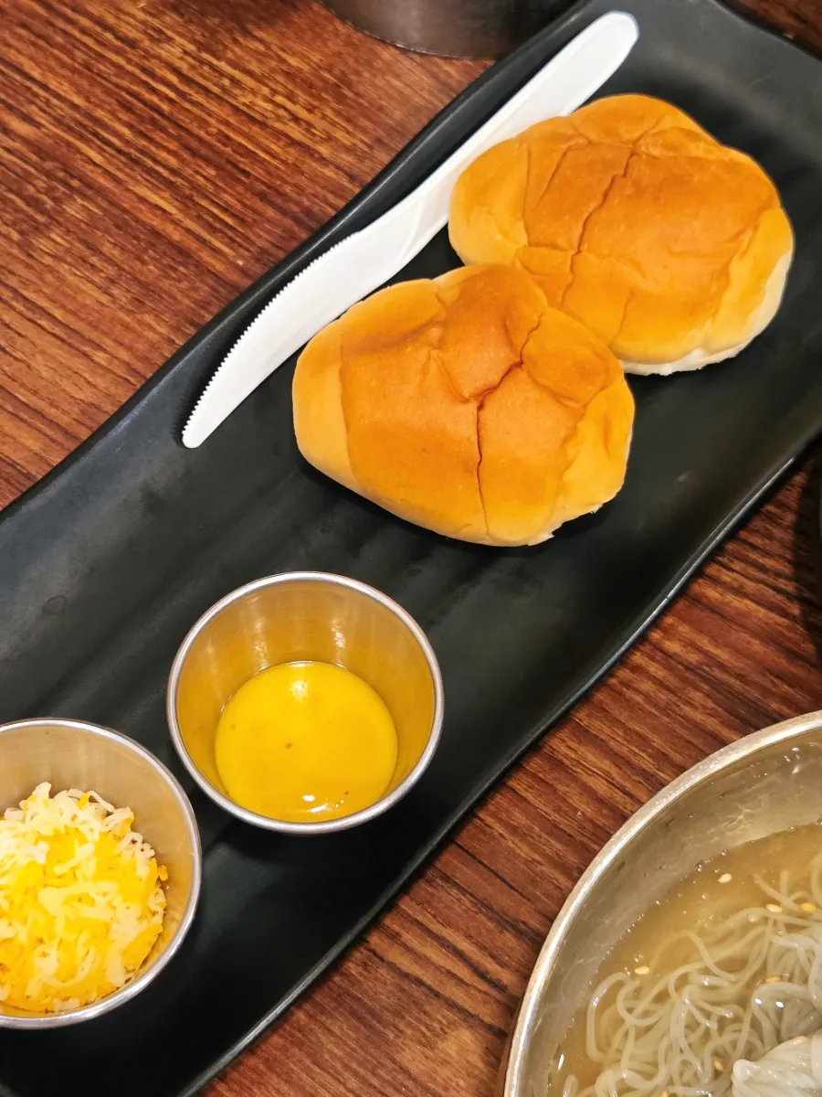 Making a bulgogi burger with bread and sauce