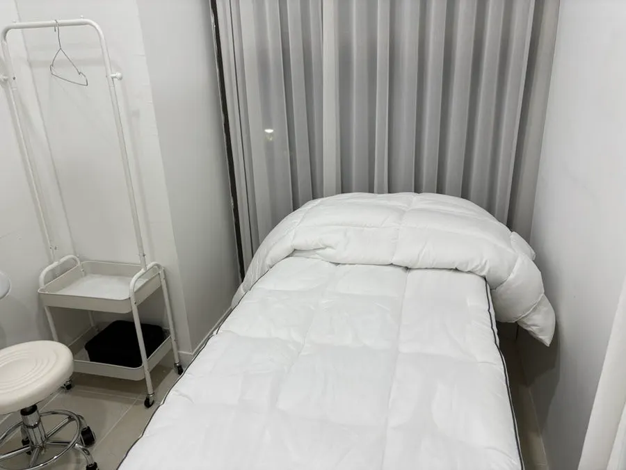 발 받침대가 있는 시술 침대