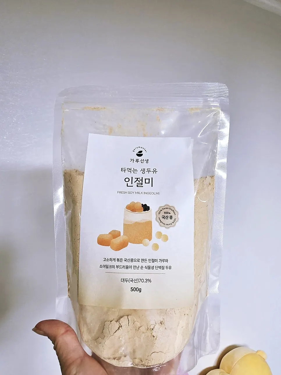 Main product, dedicated scoop, and product info leaflet