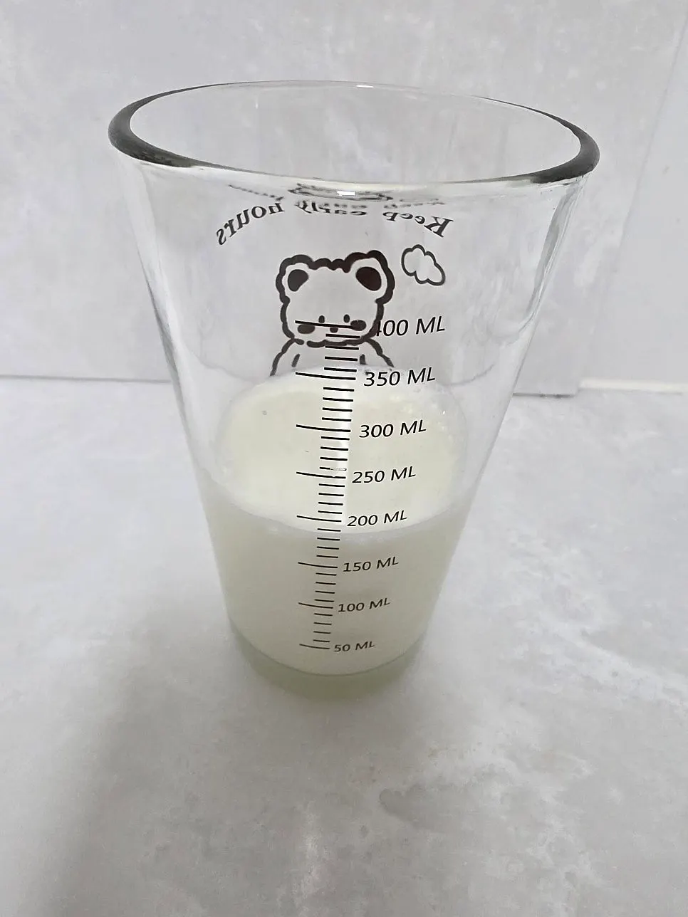 Adding the injeolmi powder into milk
