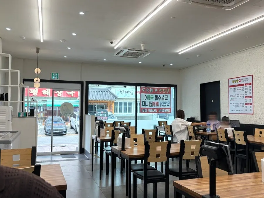 Wide hall with large tables at the Eolkeunhan Ppyeo Haejangguk Ingye branch