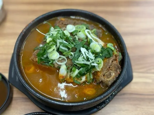 Regular-flavor pork bone soup topped with chopped green onion