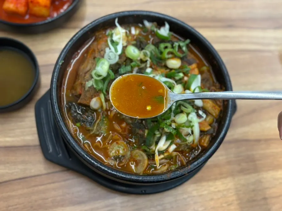 Red broth of the spicy ugeoji pork bone soup