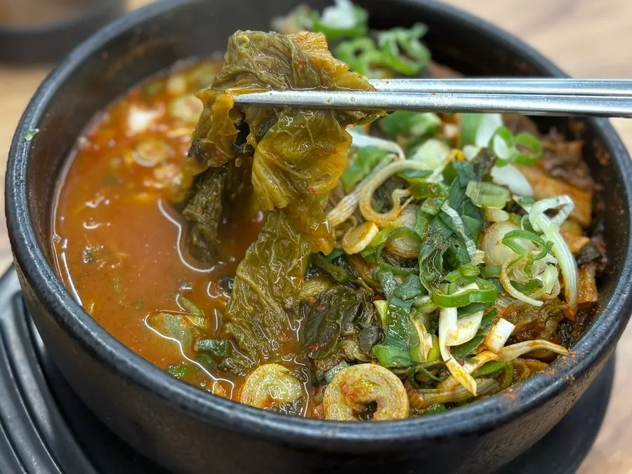 A bowl of pork bone soup piled with ugeoji