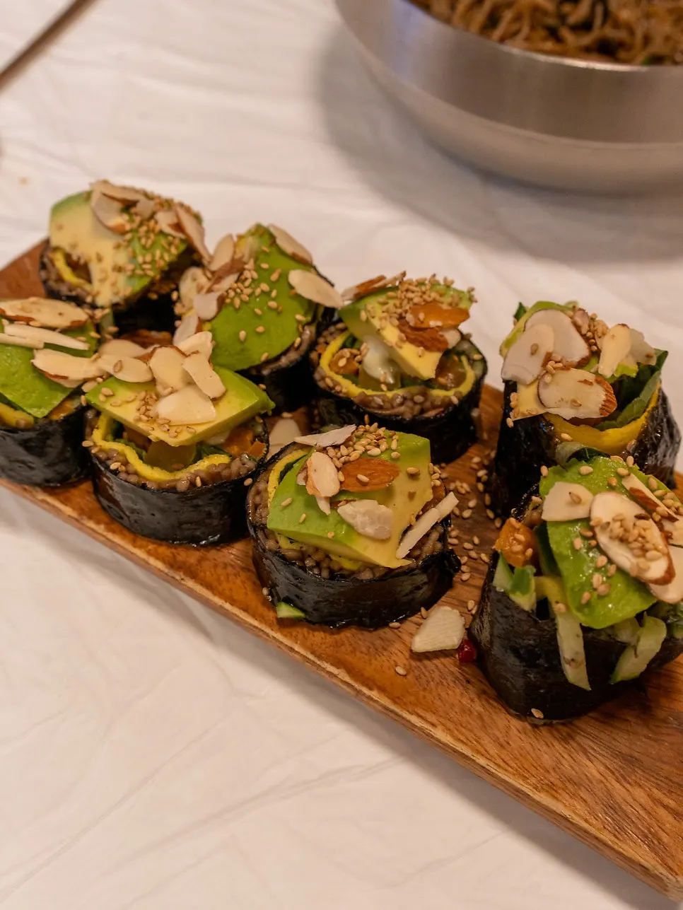 아몬드와 아보카도가 올라간 메밀김밥