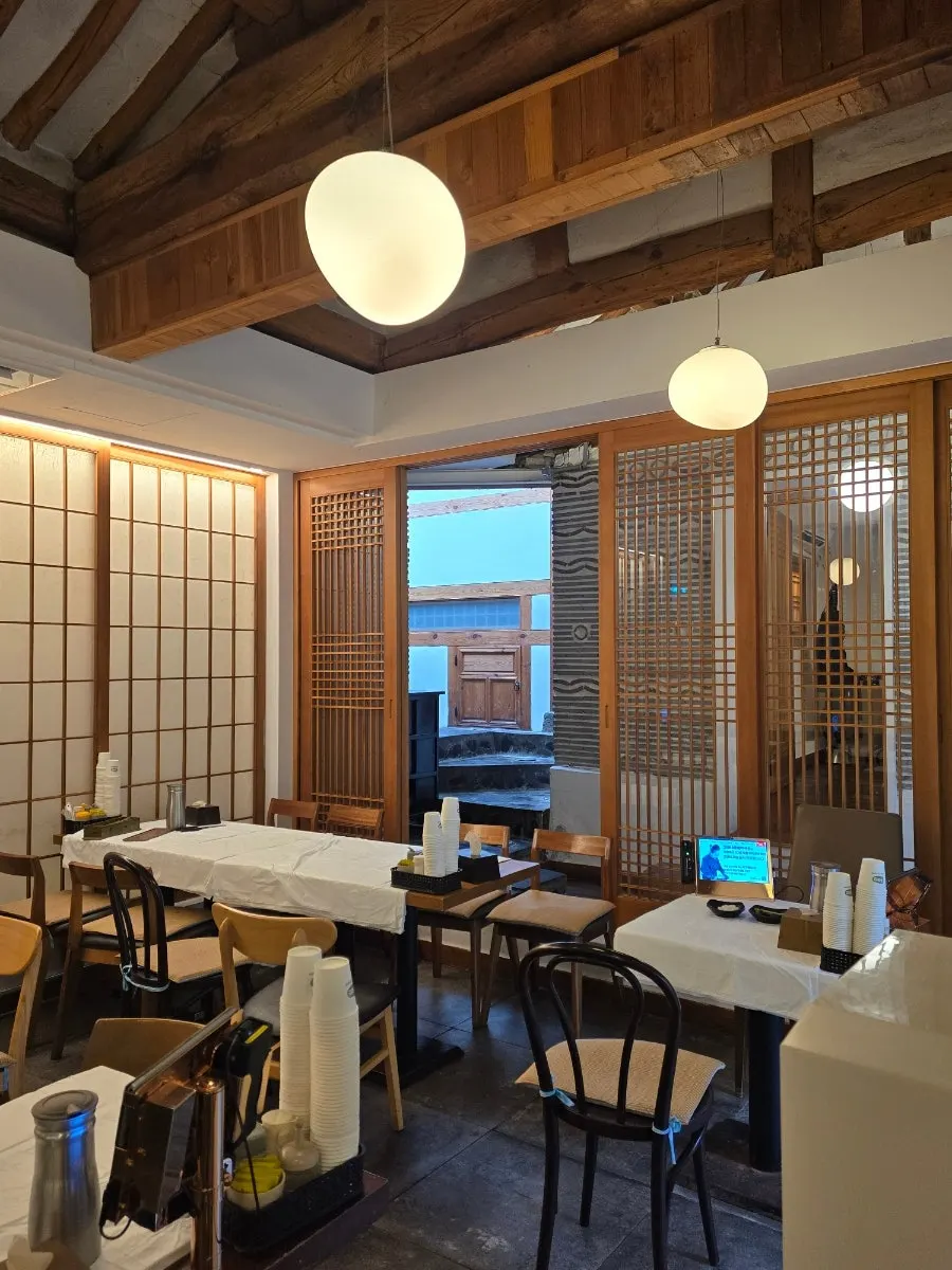 Hanok-style dining hall seating