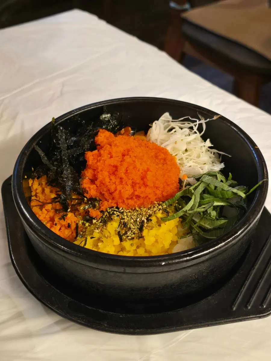 Gimbap filled with cabbage, carrot, cucumber and paprika