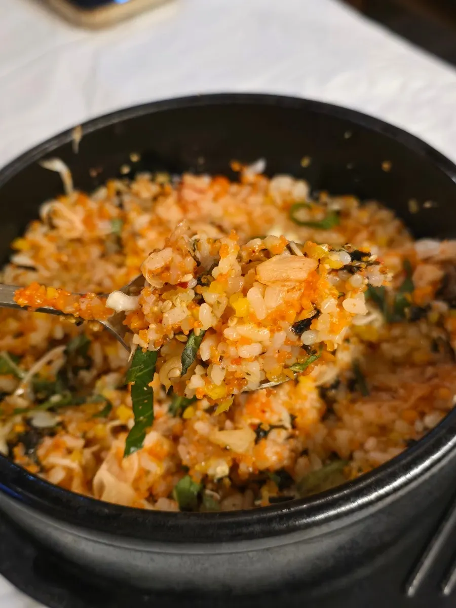 Roe bibimbap turned orange after mixing