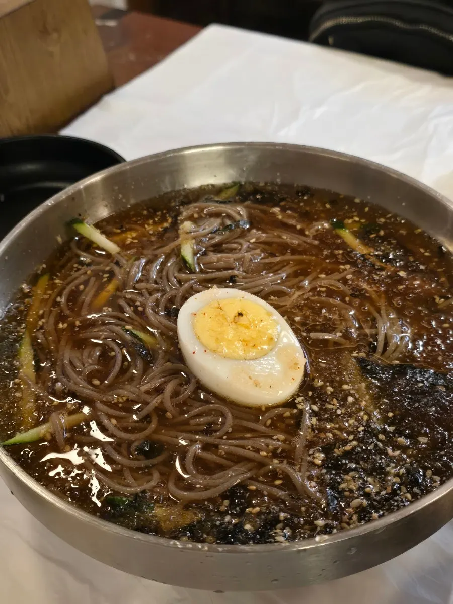 Noodle portion loosened into the broth