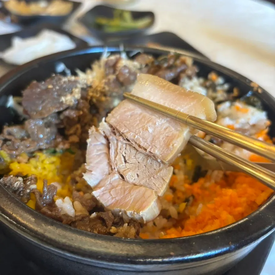 1인 세트 메뉴가 차려진 한 상
