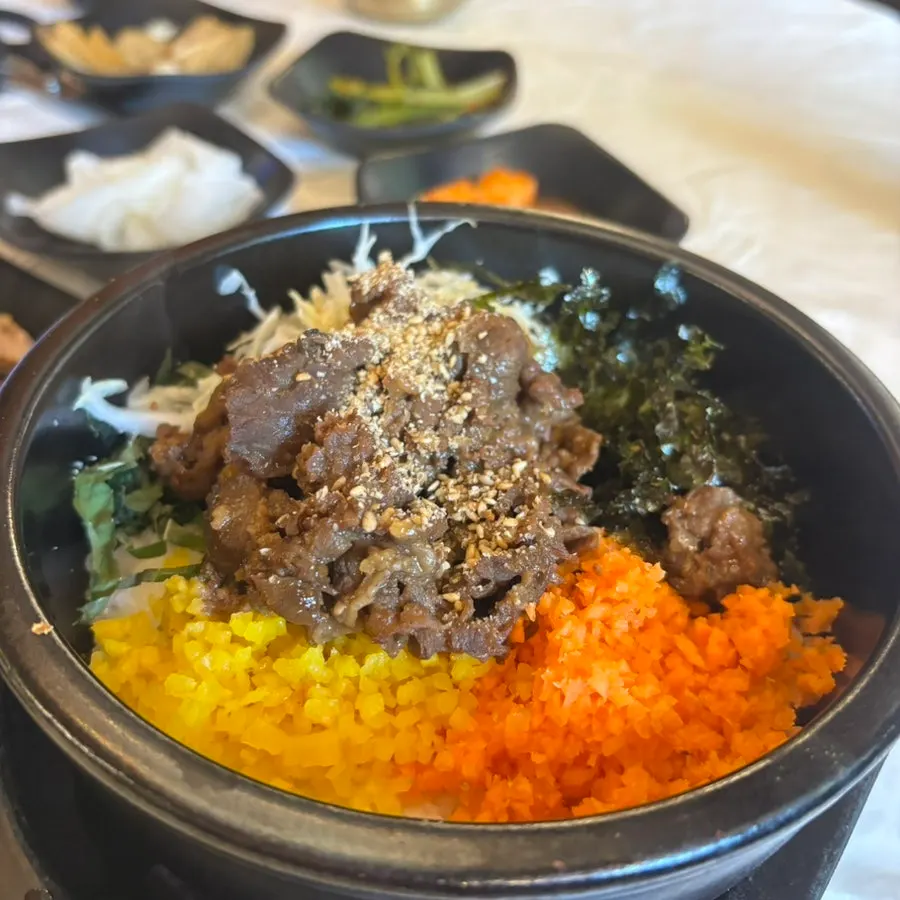 돌솥 누룽지가 생긴 비빔밥 바닥