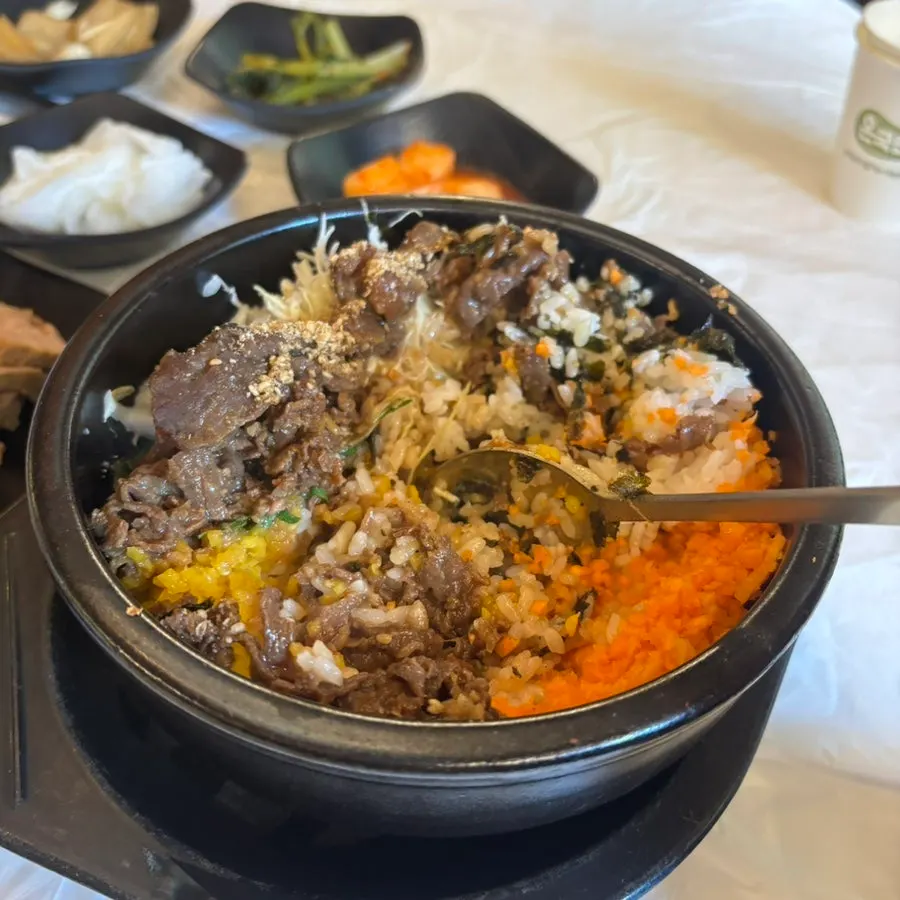 세트로 나온 수육 작은 접시