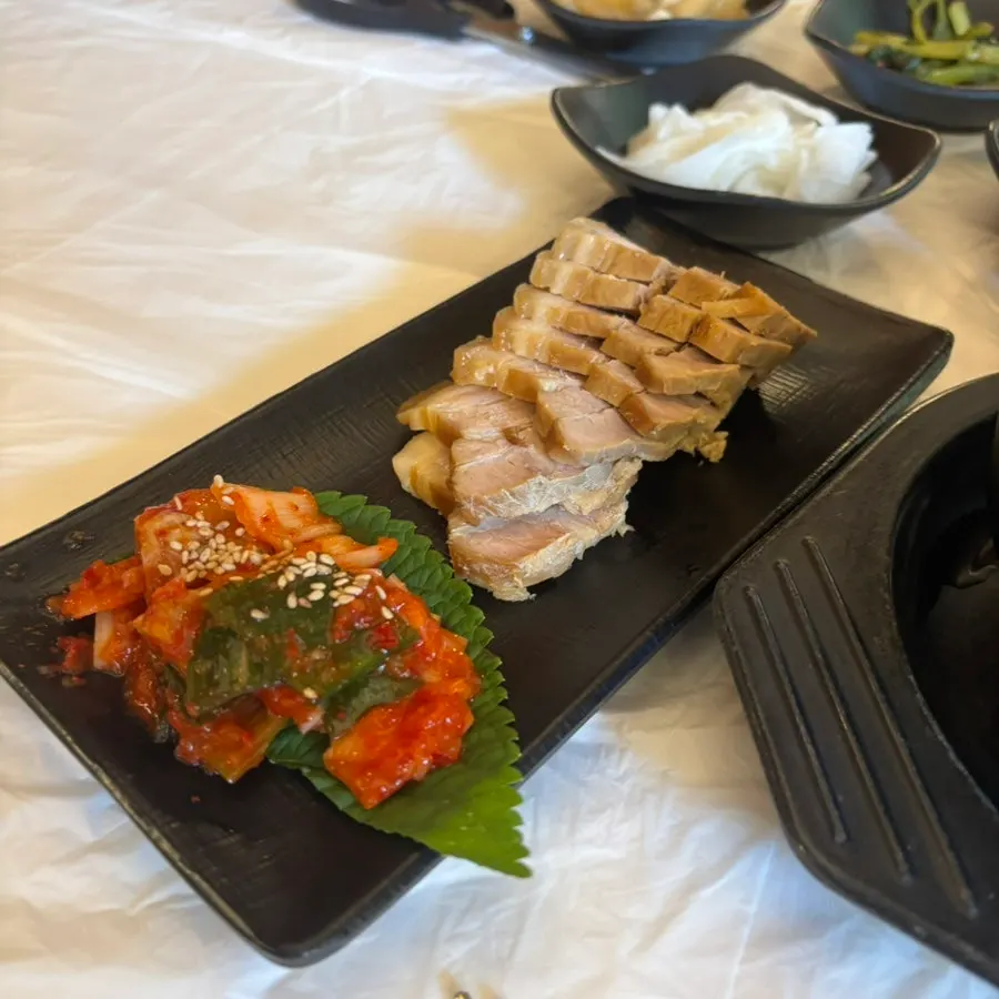 무말랭이 고명을 올린 수육 한 점