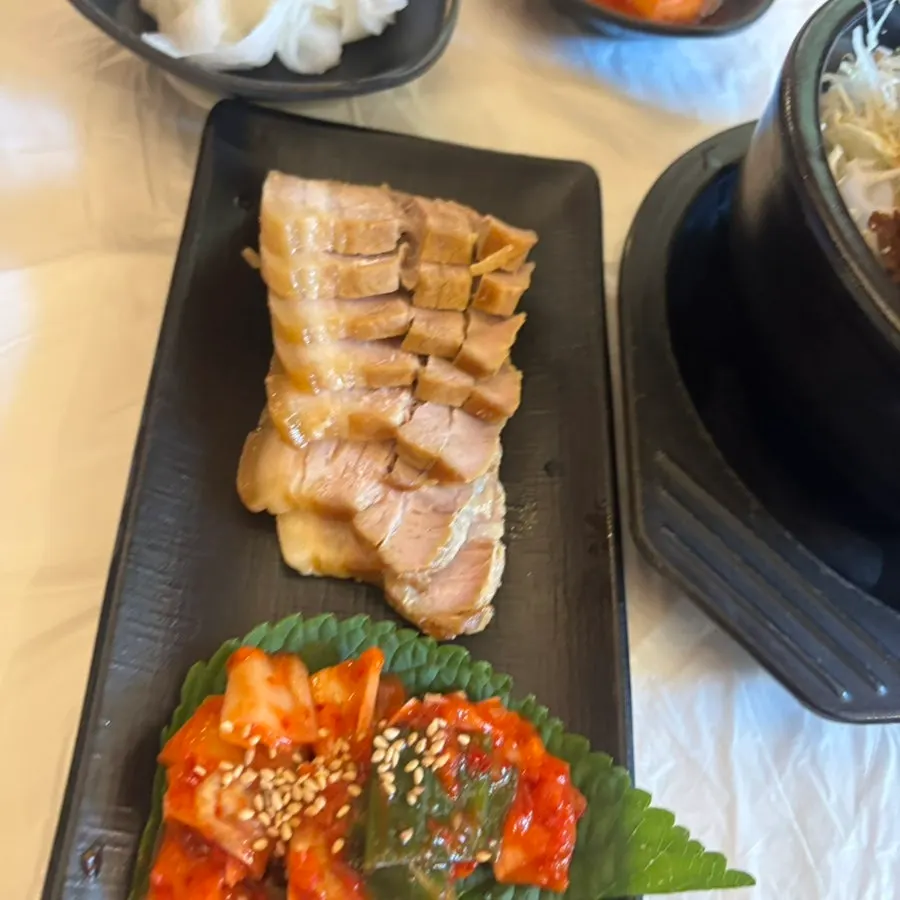 식사 중인 1인 세트 상차림