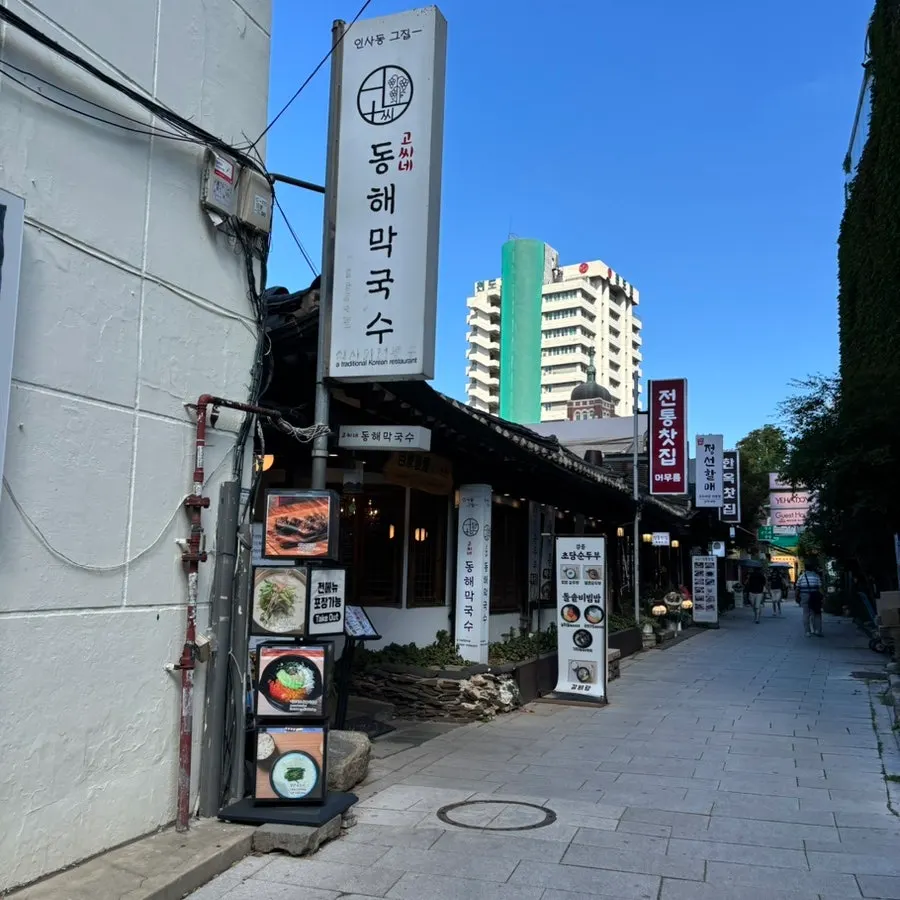 식사를 마친 테이블과 매장 내부
