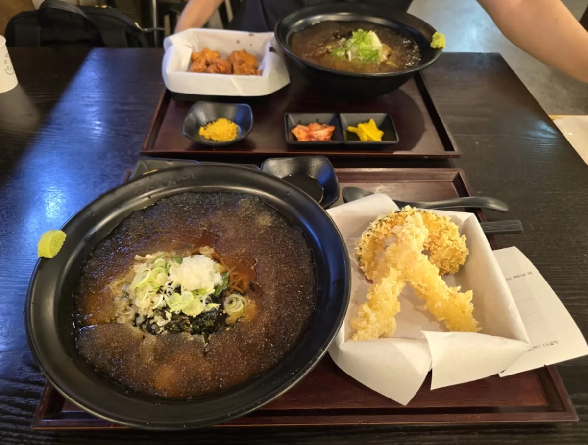 仁寺洞製麵所安寧仁寺洞店的炸物冷蕎麥麵全景