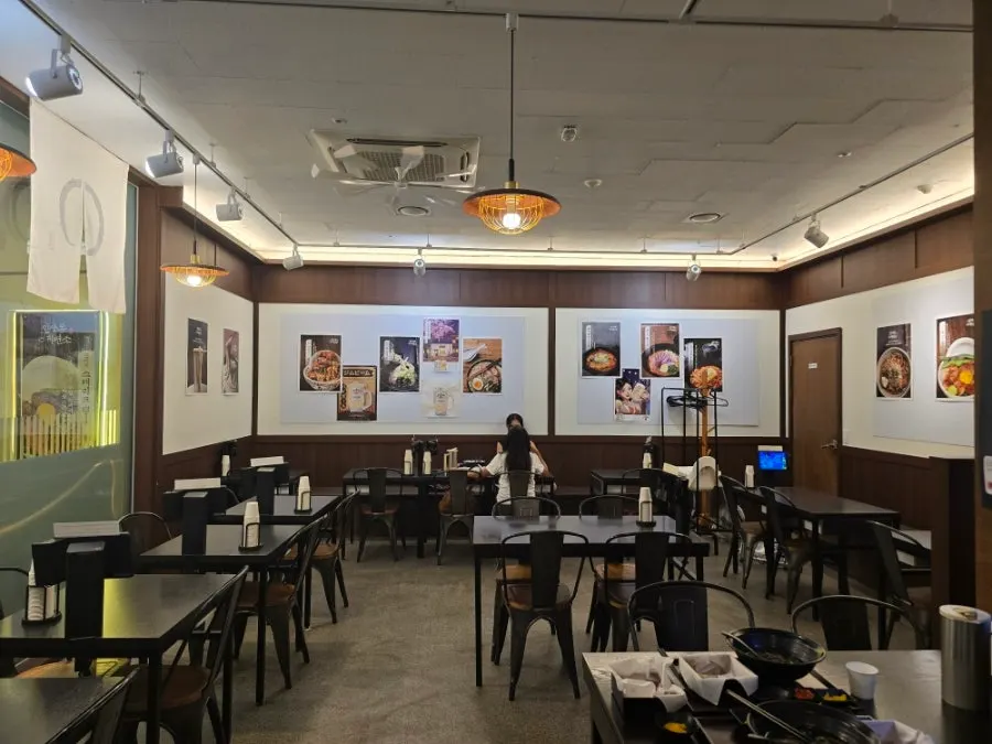 桌距寬敞的仁寺洞製麵所內部大廳