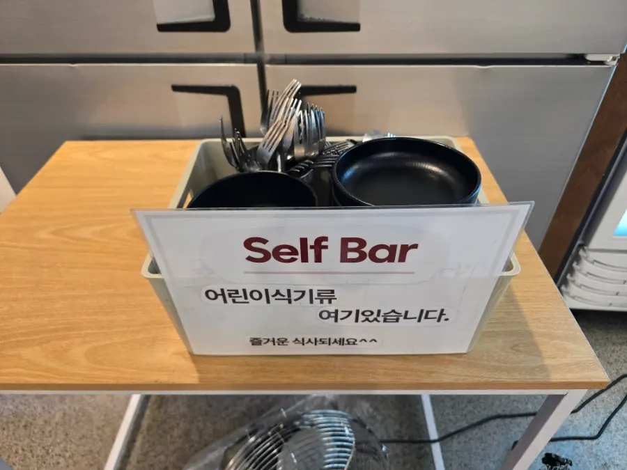 備有兒童餐具的親子友善區座位