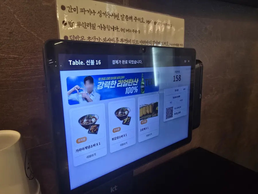 桌上擺放的水杯與餐具